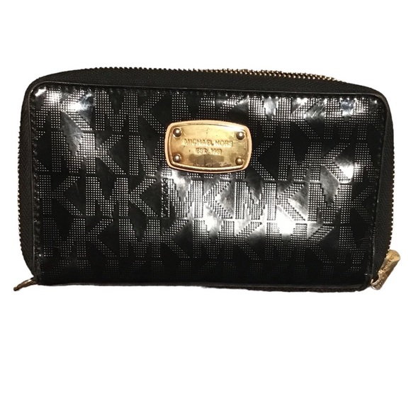 Michael Kors Black Patent Leather Jet Set Large Continental Phone Wristlet - Picture 1 of 4